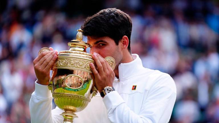 Alcaraz pulveriza a Djokovic y triunfa en Wimbledon