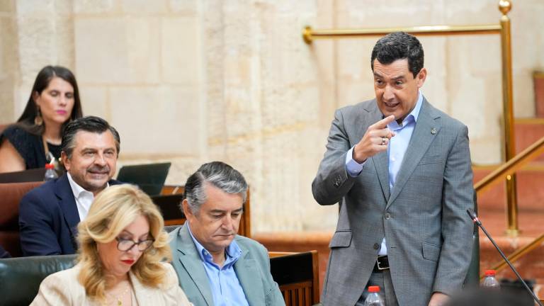 El presidente de la Junta, Juanma Moreno, interviene durante la sesión de control. / Europa Press.