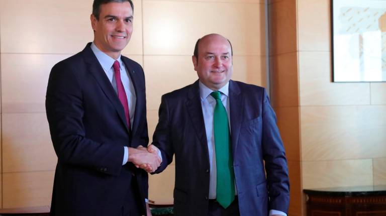 INVESTIDURA. <i>Pedro Sánchez y Andoni Ortuzar se dan la mano tras firmar el acuerdo entre el PSOE y el PNV.</i>