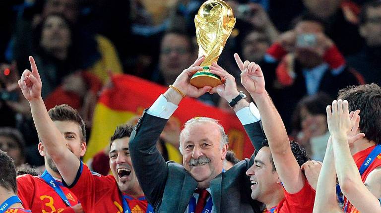<i>Vicente del Bosque levanta la Copa del Mundo.</i>