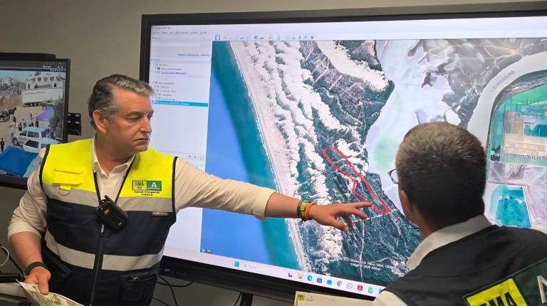 <i>El consejero de Sanidad, Presidencia y Emergencias en funciones, Antonio Sanz, junto a un mapa durante un dispositivo contra incendios. / Diario JAÉN</i>