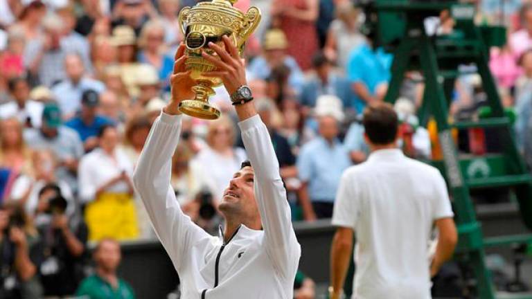 Djokovic vence a Federer en una intensa final de Wimbledon