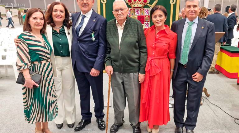 <i>Celedonio Fornell acompañado de su mujer, María; Catalina Madueño y los veterinarios Manuel Díaz-Meco, Cristobalina Torralba y Claudio Izaga, posando tras la celebración del acto por el Día de la Guardia Civil. </i>