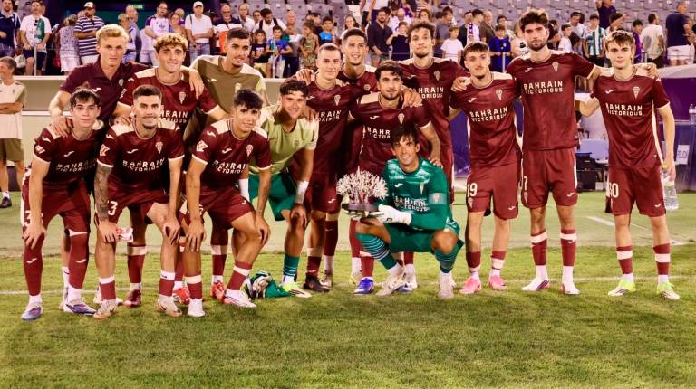 <i>La plantilla del Córdoba CF con el trofeo ganado frente a su rival, el Real Jaén, en el Trofeo del Olivo. / Córdoba CF.</i>