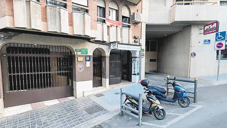 Obligados a realizar un curso “confinados y sin ventilación”