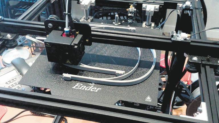 La Asociación “RenaCiencia” fabrica pantallas faciales