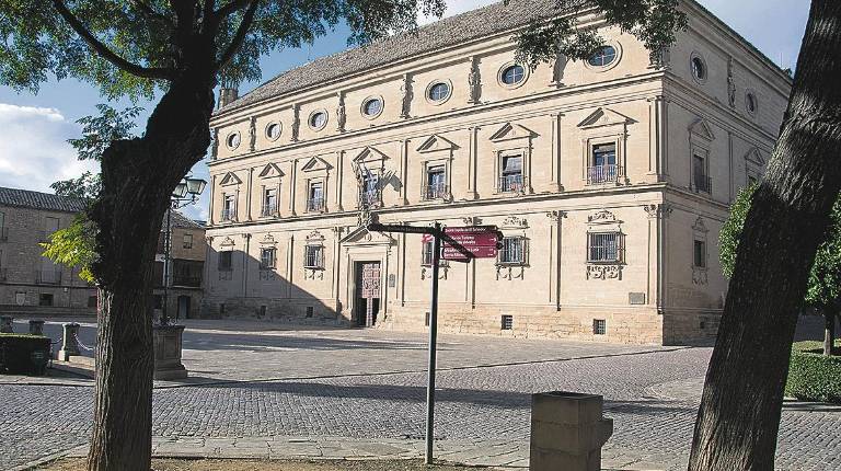 HACIENDA.<i> Fachada principal del Palacio de las Cadenas, sede del Ayuntamiento ubetense.</i>