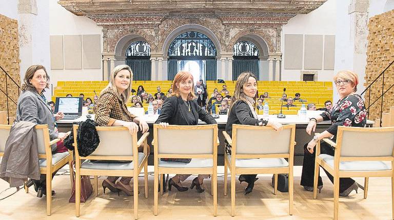 REUNIÓN. <i>Emilia Martínez, Lola Marín, Antonia Olivares, Valentina Corsetti y Teresa Muela.</i>