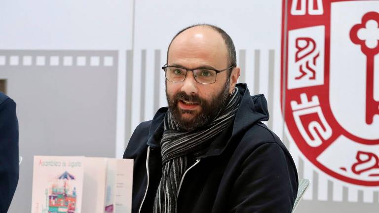 Rafael Vera da vida a un libro educativo, ganado del Certamen de Cuentos por la Igualdad 2025