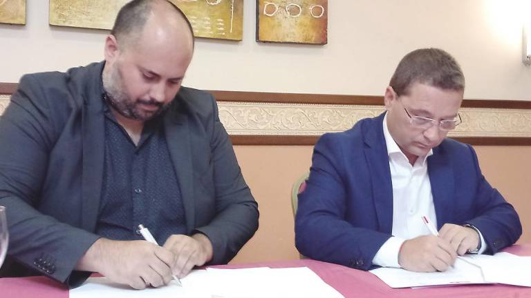 El PSOE y Adelante firman el acuerdo de gobierno local