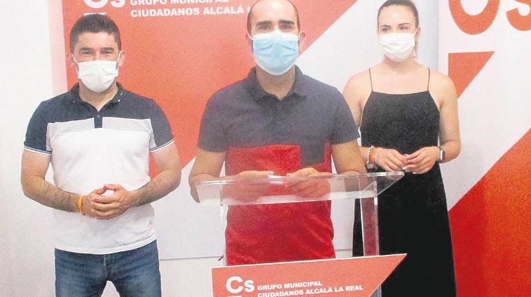 EN LA SEDE. <i>El coordinador de Cs, Javier Pérez, flanqueado por los ediles Ángel Montoro y Paloma Moyano.</i>