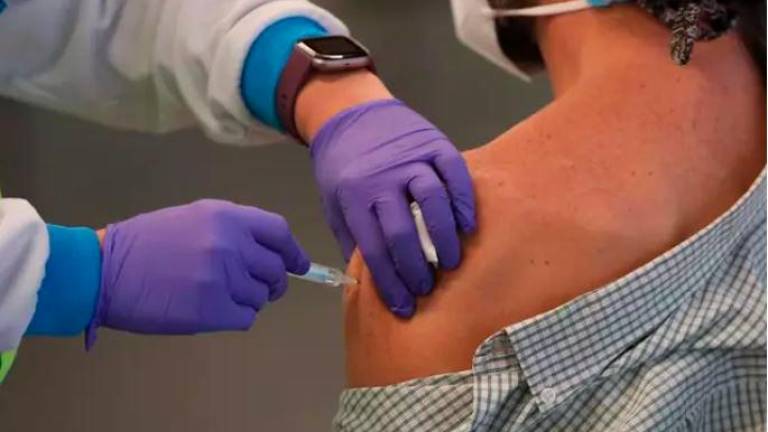 Un responsable de la EMA confirma vínculo entre trombos y vacuna de AstraZeneca