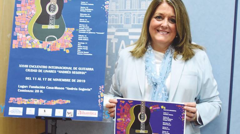 PRESENTACIÓN. <i> La edil de Cultura, Ángeles Isac, con el cartel de la programación. </i>