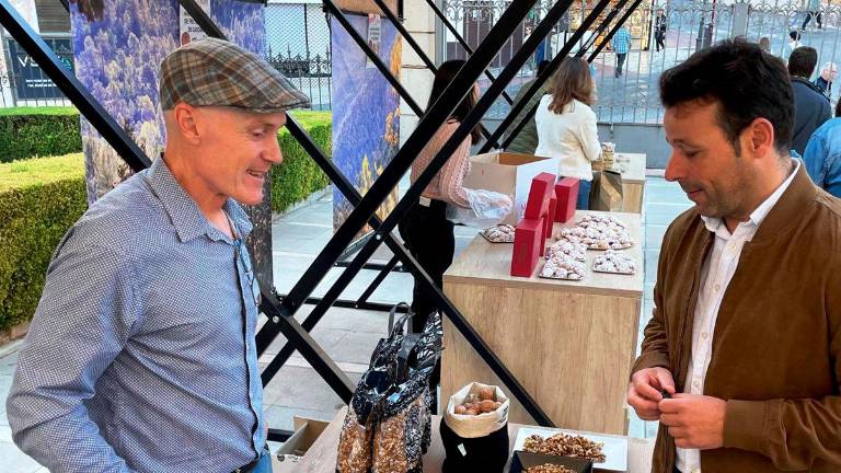 Javier Perales visita la Muestra Provincial de Frutos Secos de Cáscara. / Diputación de Jaén.