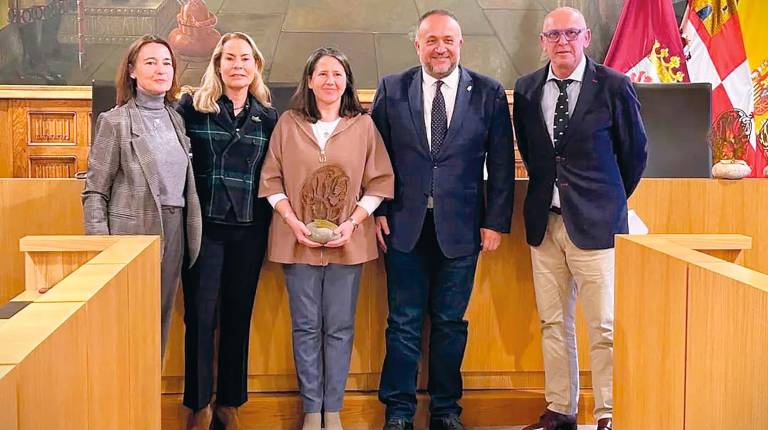 <i>Mari Carmen García posa junto a su galardón en Investigación durante la entrega de premios en León.</i>