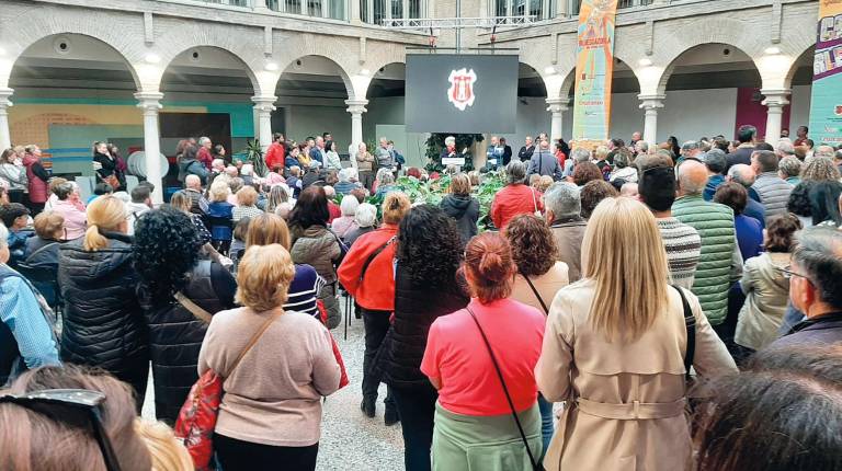 <i>Vecinos de Cazorla escuchan la lectura del manifiesto en el patio del Ayuntamiento.</i>