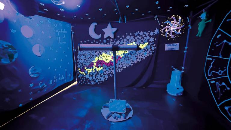 Así presentaron las mujeres de Enganchadas de un Hilo su planetario hecho de ganchillo