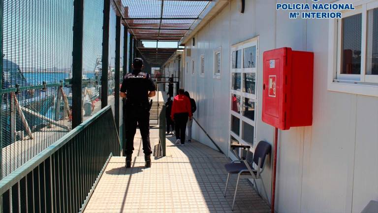 Detenidos el patrón y el guía de la patera con tres muertos hallada en Almería