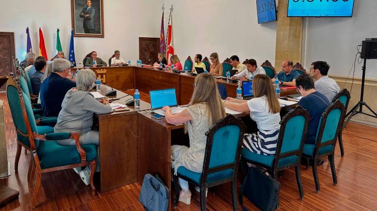 <i>Sesión plenaria del 28 de mayo de 2026. / Ayuntamiento de Baeza.</i>