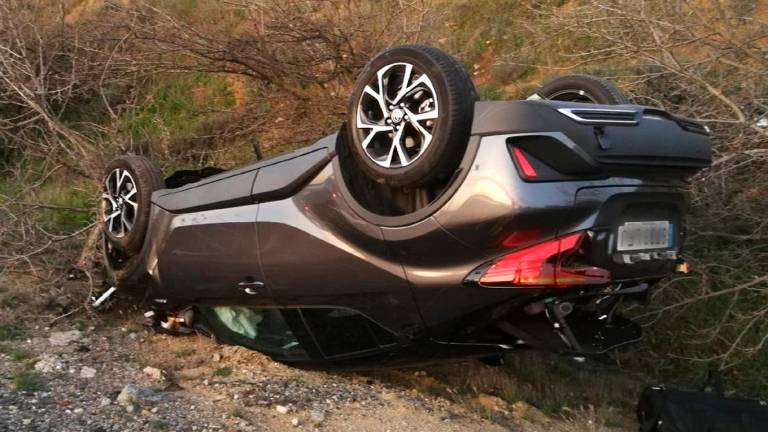 Aparatoso accidente de un turismo en Santa Elena