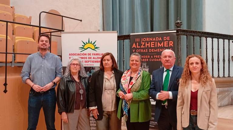 <i>Foto de familia de los participantes y organizadores en la apertura de la jornada “Aprender a prevenir, saber cuidarte” en el Centro Cultural Hospital de Santiago. / Junta de Andalucía. </i>