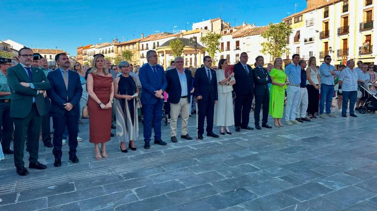 <i>Autoridades y vecinos de Baeza el día de la inauguración del Paseo de la Constitución. / Ayuntamiento de Baeza. </i>