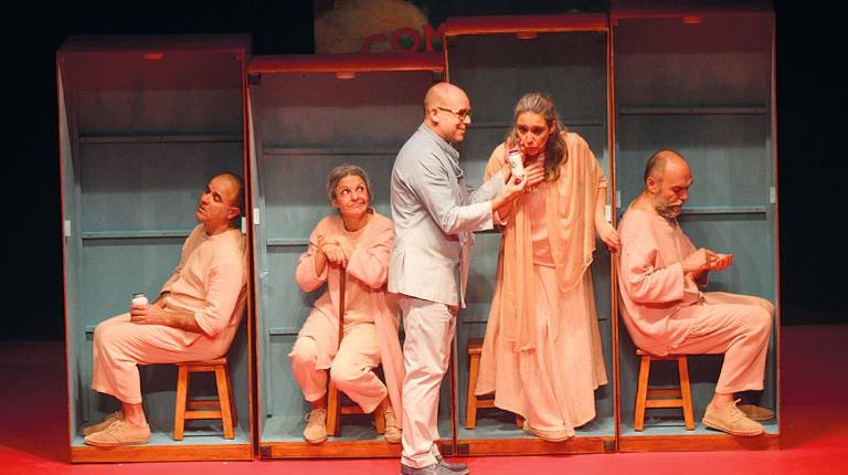 <i>Escena de la obra “La vida es juego”, representada en el marco del Festival de Teatro de Cazorla.</i>
