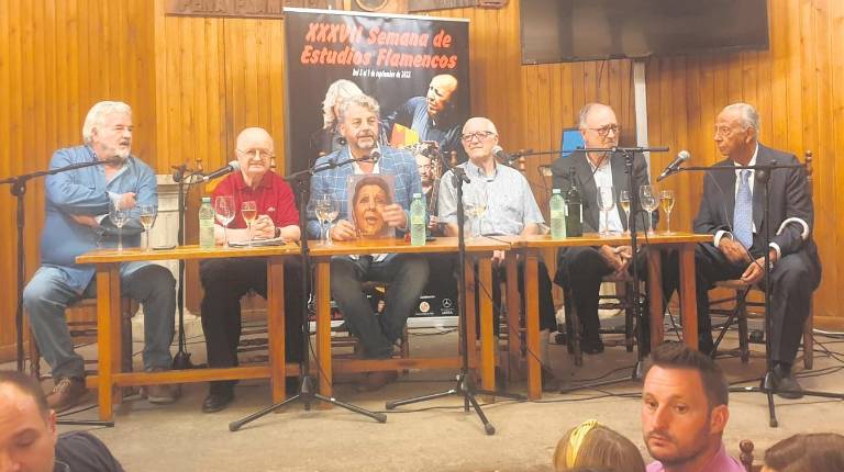 <i>En la tertulia, Marcos Gutiérrez, Tomás Ortiz, Juan Espejo, Ramón Porras, Alfonso Ibáñez y Gerardo Fuentes. / Manu Ibáñez / Diario JAÉN.</i>