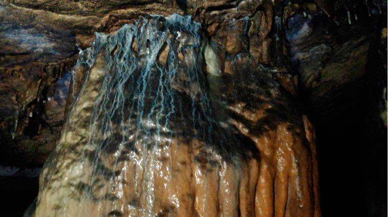 <i>Vista de una parte de la Cueva del Cinorrio, en el paraje de Cañada Hermosa y la aldea de Poyotello.</i>