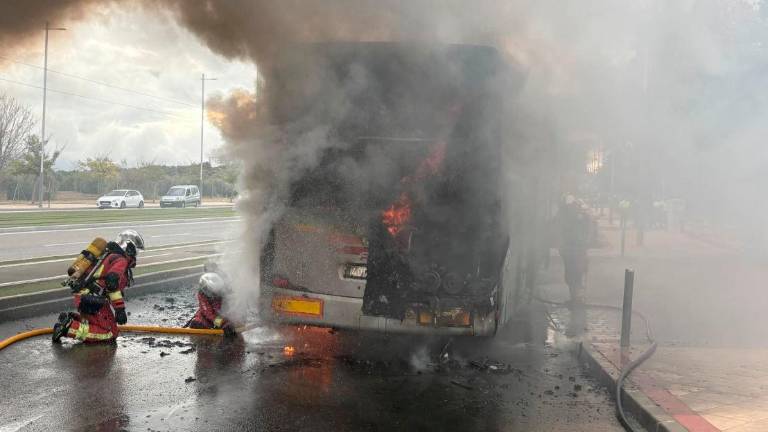Los bomberos sofocan el fuego. / Ayuntamiento de Jaén.