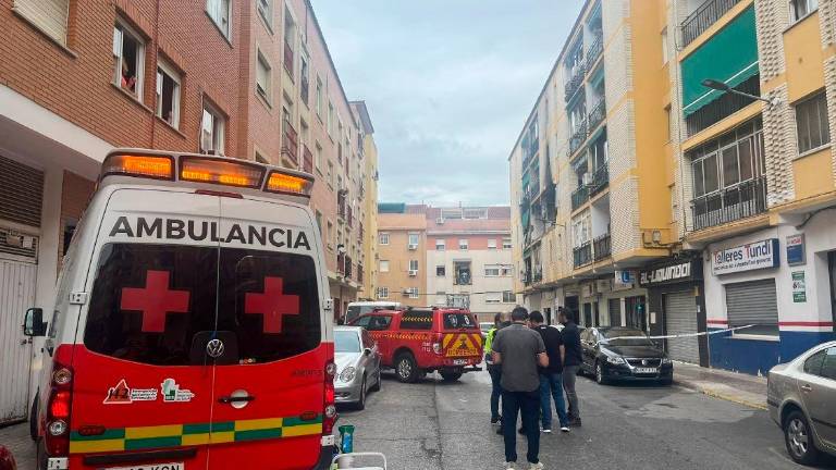 Un muerto y 16 heridos en la explosión de una vivienda en Badajoz
