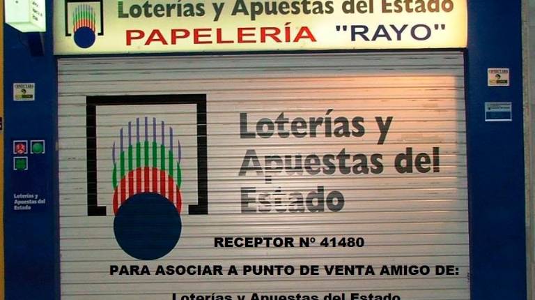 <i>Puerta de la administración de loterías “El Rayo”. / Rayo-loterías García Rayo. </i>