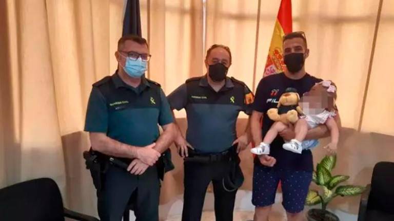 La Guardia Civil auxilia en Sevilla a una bebé que se ahogaba en una piscina