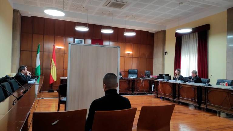 El acusado frente al biombo que ha protegido a la menor durante su declaración. / Europa Press.