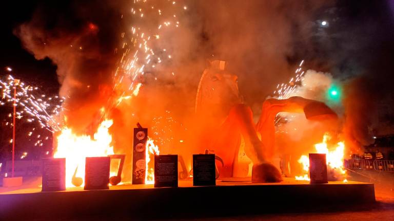 Arde la falla de Mancha Real en una quema especial