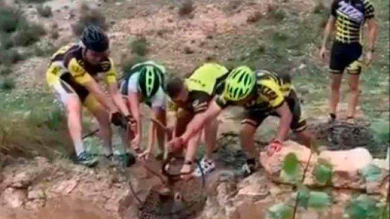 Las imágenes de un grupo de ciclistas salvando a un ciervo de morir ahogado que han dado la vuelta al mundo