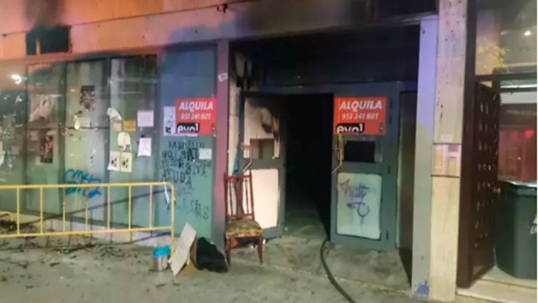 Los Bomberos intervienen en un incendio en un local comercial sin uso de la plaza Jaén por la Paz