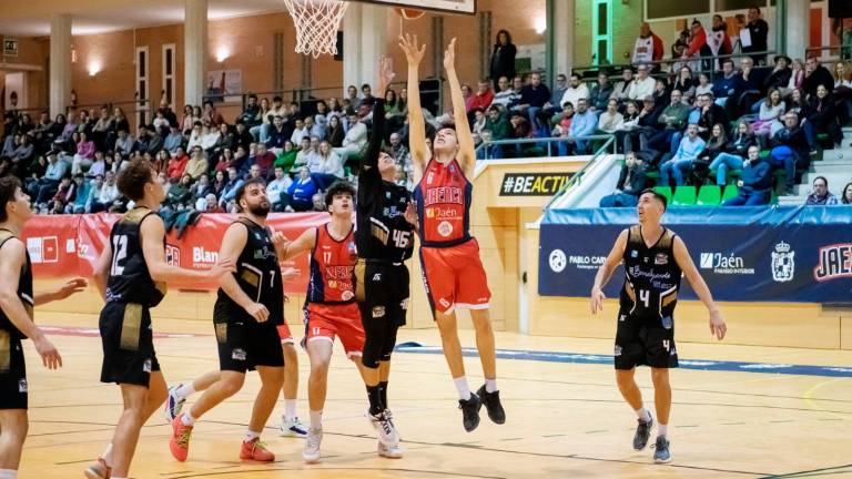 El Jaén CB pone la Liga al rojo vivo con su contundente victoria ante el Benahavís (99-70)