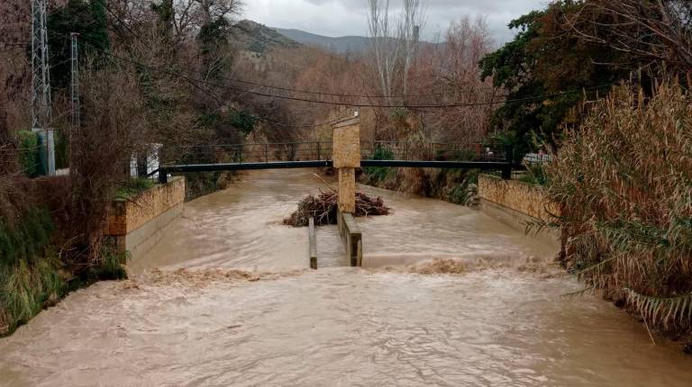 <i>El río Jaén atraviesa Puente Jontoya con más agua de lo habitual tras las persistentes lluvias del pasado 28 de enero. / F. Miranda.</i>