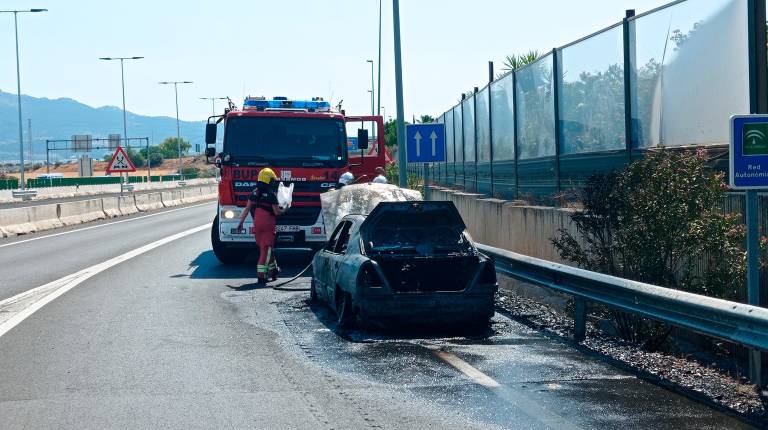 <i>Los Bomberos de Jaén, mientras terminan de extinguir el fuego. / Fran Miranda / Diario JAÉN.</i>