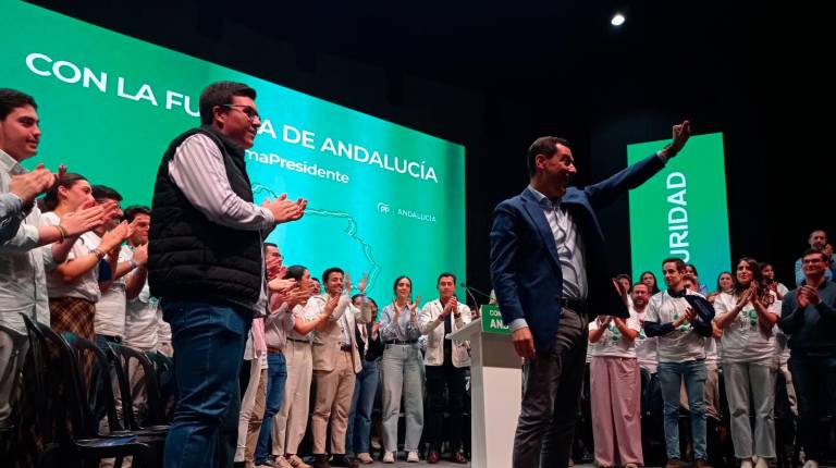 <i>Juanma Moreno durante su mitin en Jaén. / Fran Miranda / Diario JAÉN.</i>