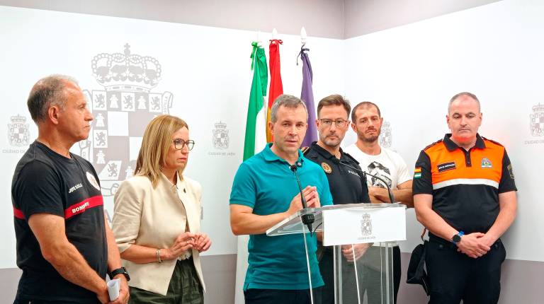 <i>El alcalde, Julio Millán, junto a la concejala de Seguridad Ciudadana, María del Carmen Angulo, y mandos de la Policía Local, Bomberos y Protección Civil.</i>