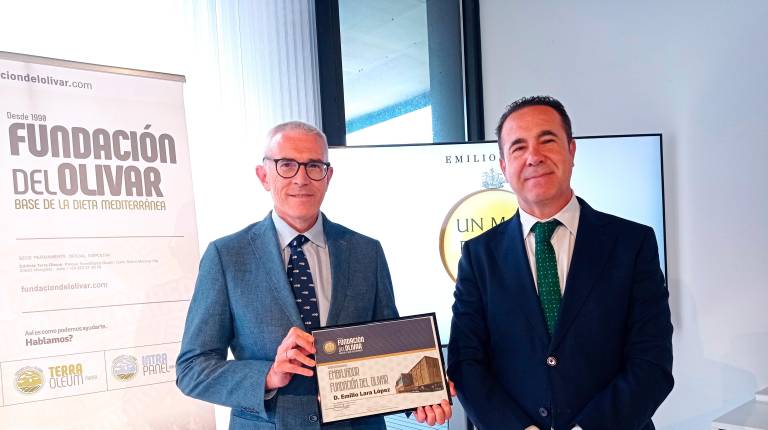 <i>Emilio Lara mientras sostiene un diploma y, a su lado, Javier Olmedo, en el acto de nombramiento como embajador de la Fundación del Olivar. / Fran Miranda / Diario JAÉN.</i>
