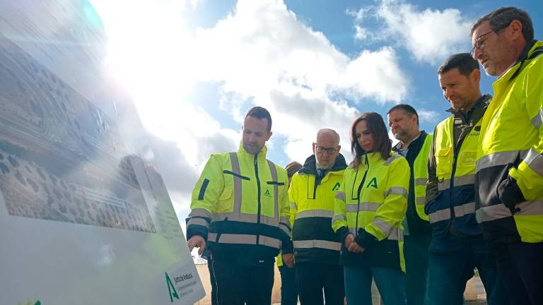 El director general de Infraestructuras Viarias, Alfonso Lujano, explica la intervención a Jesús Estrella, Rocío Díaz, José Ruiz y Miguel Contreras. / Fran Miranda / Diario JAÉN.