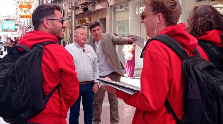 <i>PASAJE DEL COMERCIO. Xuso Jones, a la derecha, recorre el centro de Linares junto a Ginés y el equipo del programa.</i>