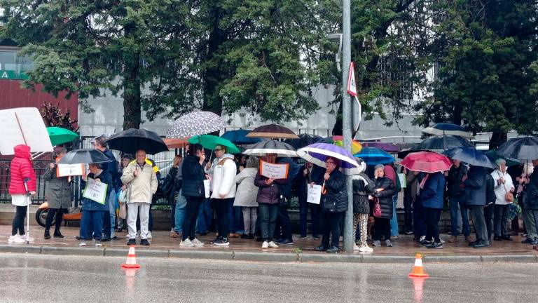 El Valle protesta por las filtraciones en el Paseo Virgen del Rocío