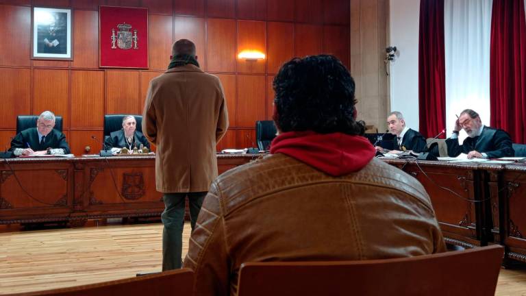 El teniente de alcalde de Rus, Juan Ignacio López, declara en la sala de vistas de la Audiencia. En primer plano, el acusado, conocido como El Mingli. / Fran Miranda / Diario JAÉN.