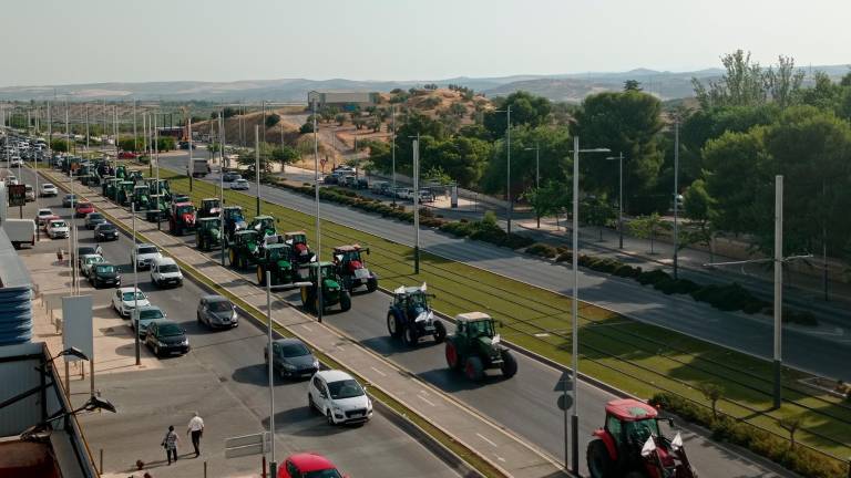 Agricultores con un millar de tractores reclaman alivio para los costes de producción