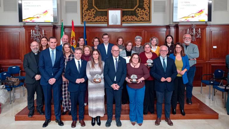 Juan Latorre, Ana Cobo, Julio Millán, Manuel Fernández y Jesús Estrella y África Colomo con los premiados de este año.