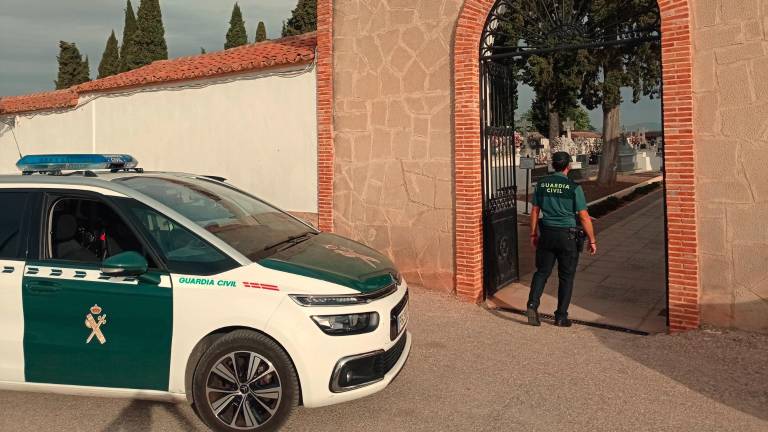 Tres detenidos acusados de robar herramientas en el cementerio de La Carolina